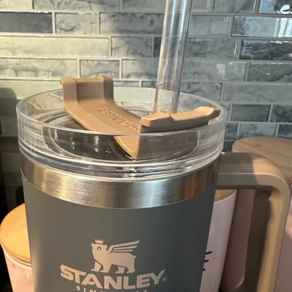 Stanley 40 oz - Picture 2 of 6